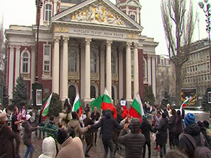 С български фолклор протестиращи се обявиха срещу Истанбулската конвенция